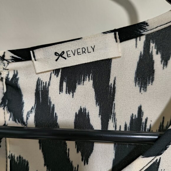 Everly Size Large Black White Abstract/Animal Print Long Sleeve Blouse - Picture 2 of 6